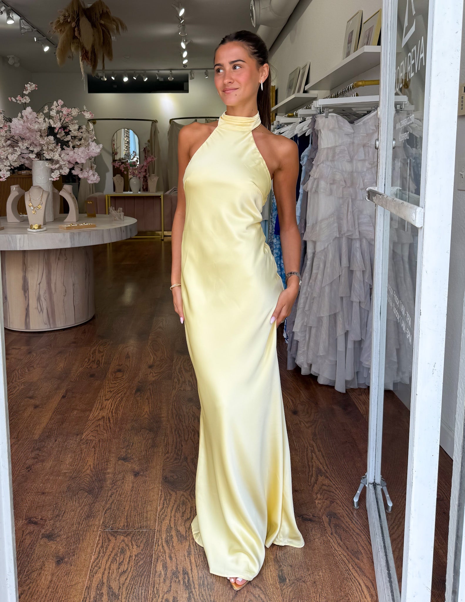 ALYSSA | Elegante vestido largo de satén con escote halter