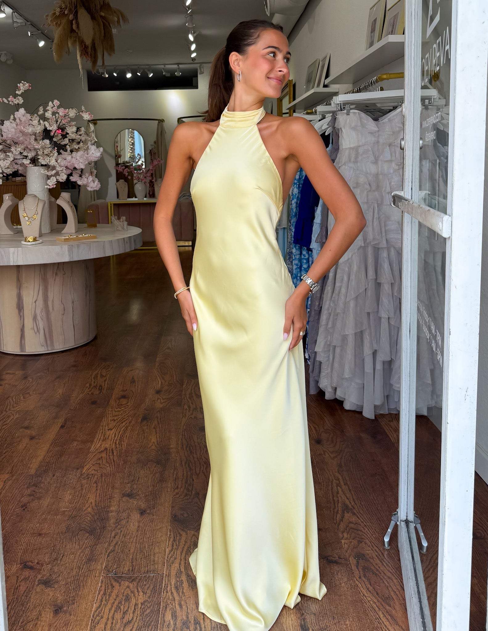 ALYSSA | Elegante vestido largo de satén con escote halter