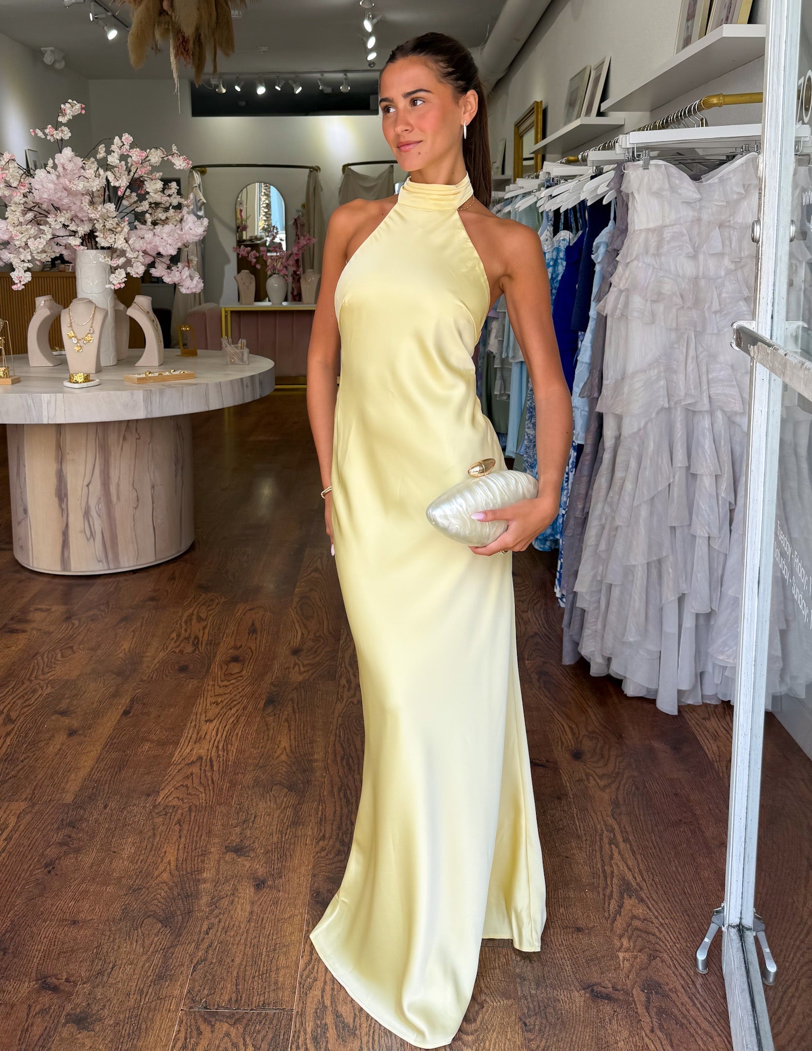 ALYSSA | Elegante vestido largo de satén con escote halter