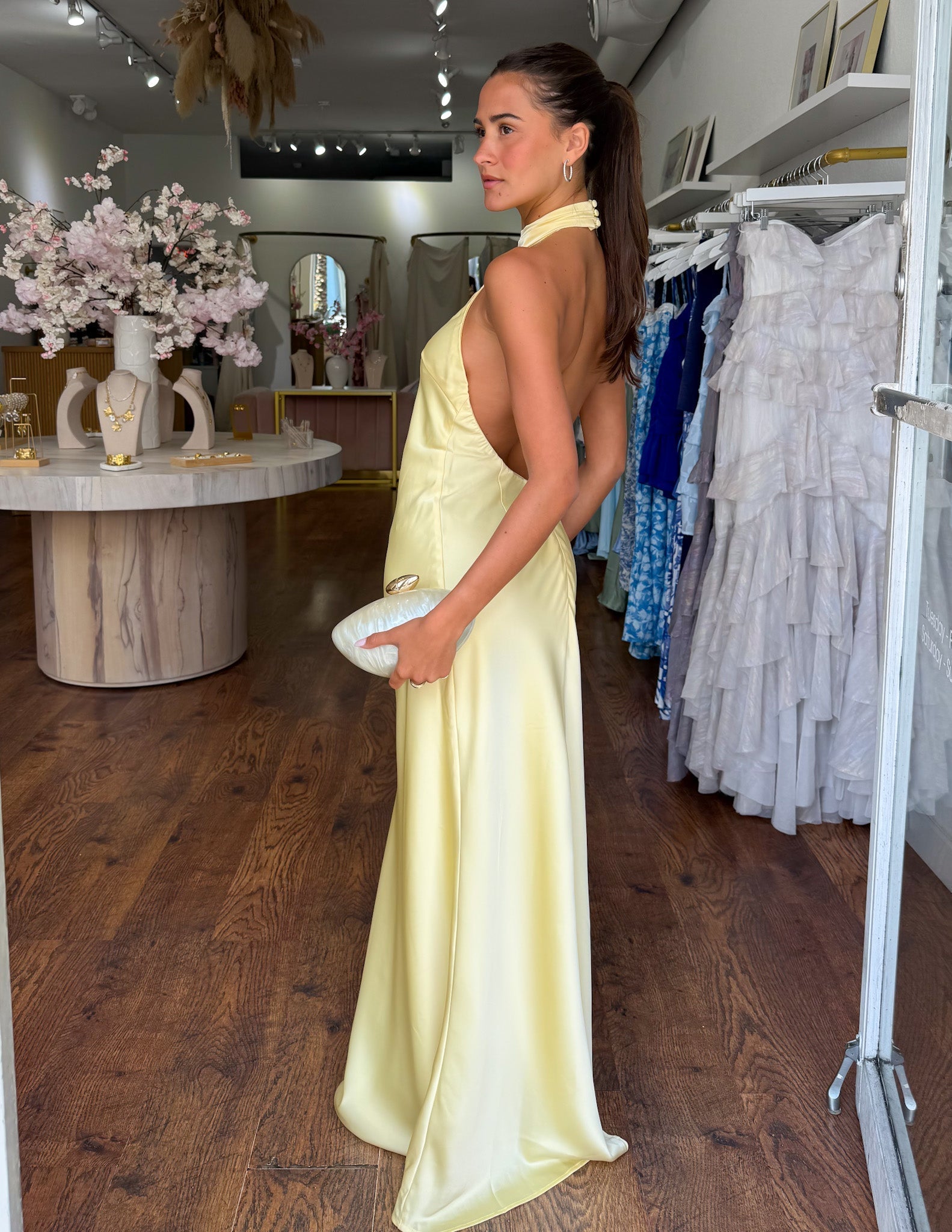 ALYSSA | Elegante vestido largo de satén con escote halter